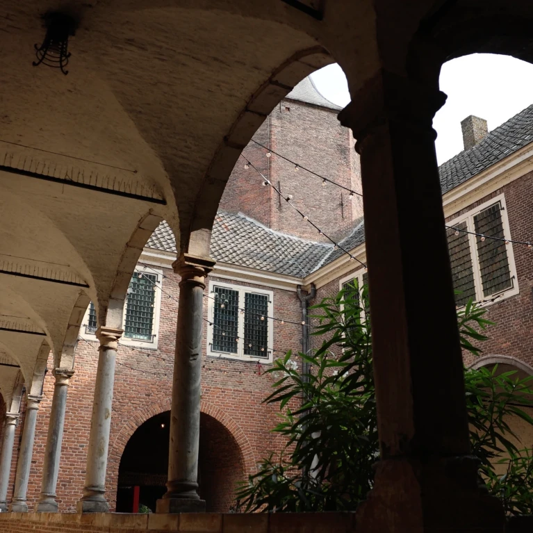 De Toscaanse zuilengalerij van Kasteel Dussen