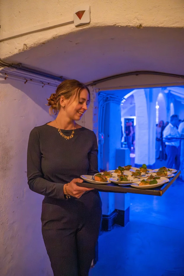 Borrelen in een kasteel met smaakvolle hapjes en drankjes