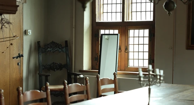 Vergaderen aan de grote tafel omringd door historie
