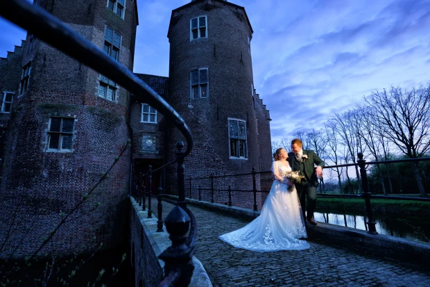 Winterbruiloft op trouwlocatie Kasteel Dussen romantische brug over de slotgracht