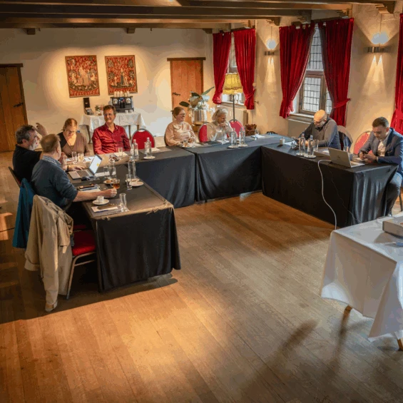 Een groep in vergader setting