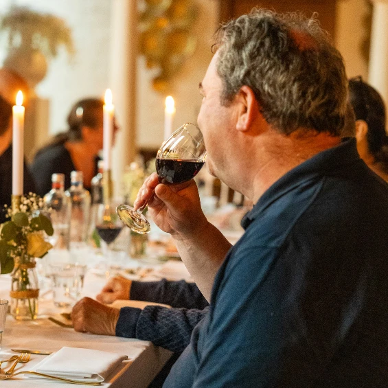 Meneer die een wijntje drinkt