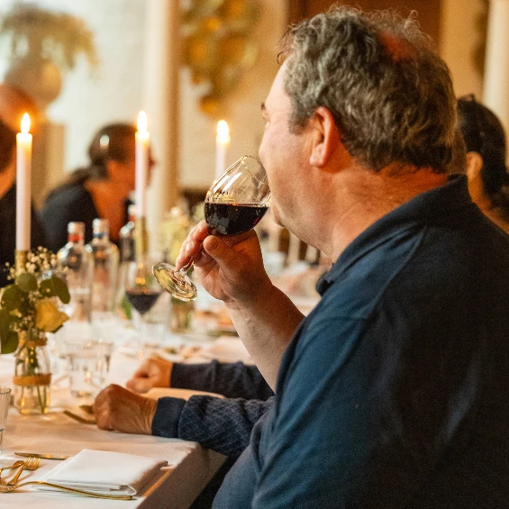 man drinkt een wijntje
