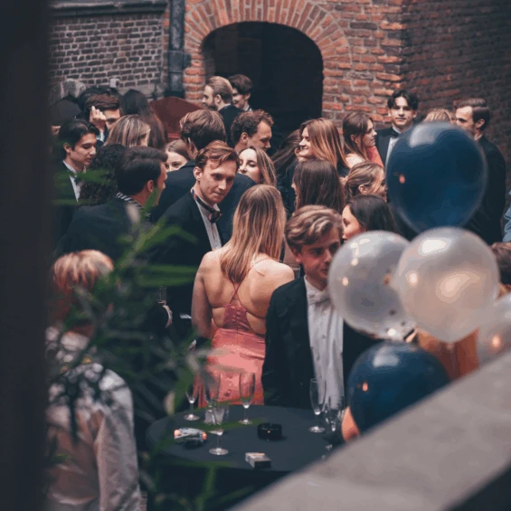 menigte studenten bij Kasteel Dussen