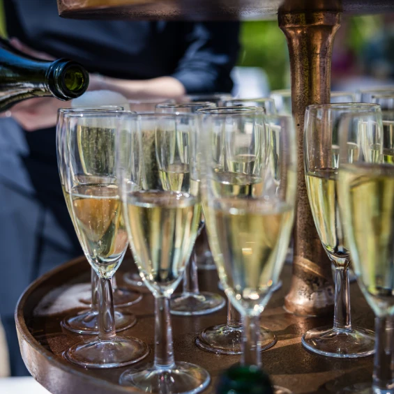 champagne op een dienblad