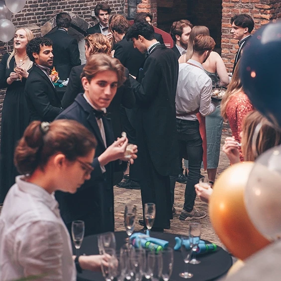 Ondersteuning studentenfeesten personeel Kasteel Dussen