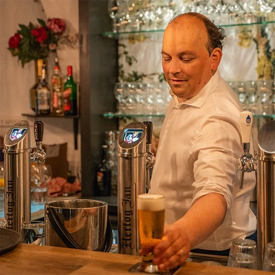 Barmedewerker tijdens trouwfeest