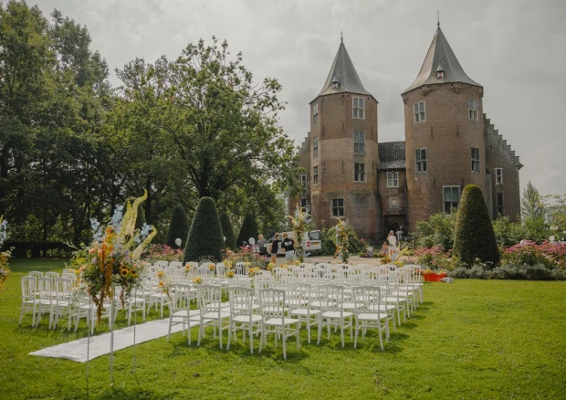 huwelijksceremonie in tuin