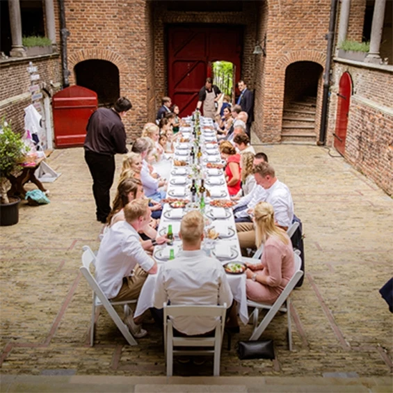 feest diner huwelijksjubileum binnentuin