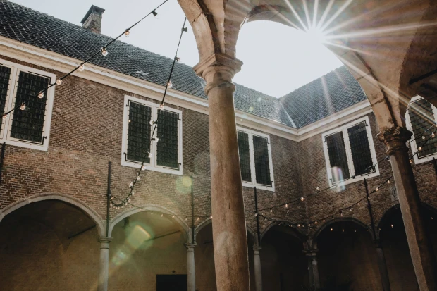 Foto van ontvangsthal met lichtjes