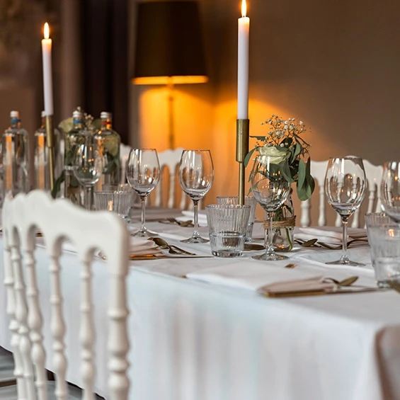 gedekte tafel voor bedrijfsfeest kasteel dussen