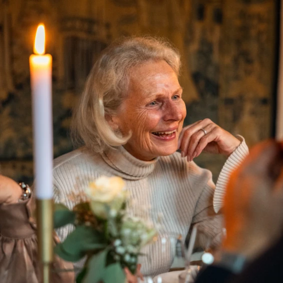 Lachende vrouw aan tafel