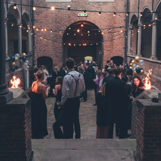Studenten in de zuilengallerij