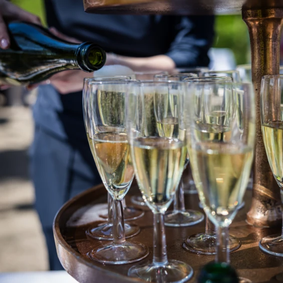 Champagneglazen die ingeschonken worden