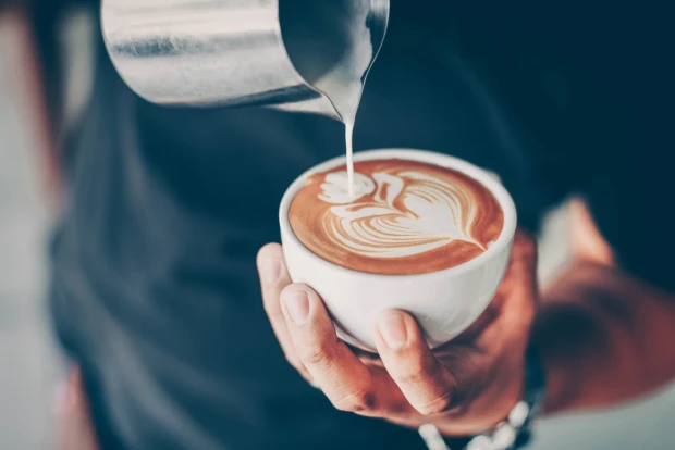 barista maakt koffie