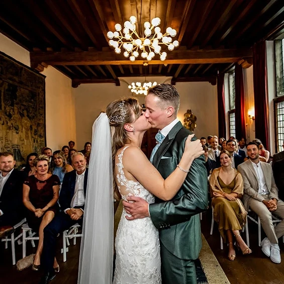 Professionele fotograaf kussend koppel