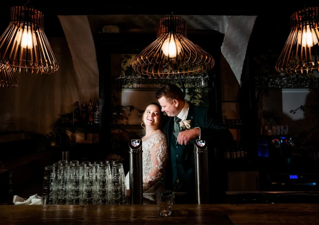 fotoshoot achter bar bruiloft