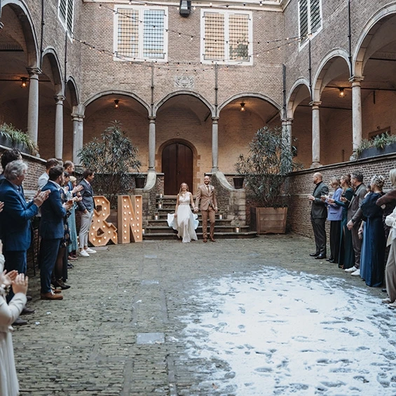 Winterbruiloft organiseren bruidspaar binnentuin